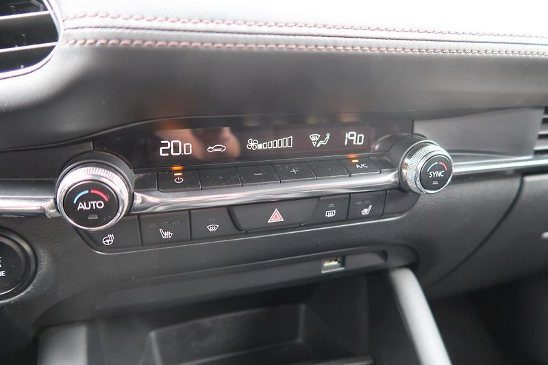Mazda 3 SDN 2,0G 122k Plus - fotka 14 z 17