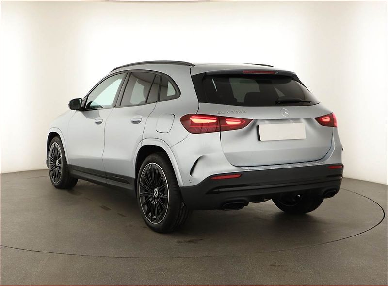 Mercedes-Benz GLA (2025) 200 d, AMG LINE, KEYLESS - fotka 4 z 19