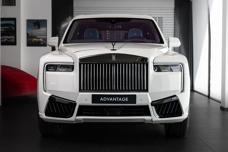 Rolls-Royce Cullinan Black Badge/Bespoke/Starling r - fotka 2 z 38