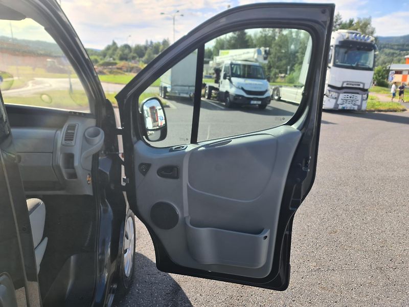 Opel Vivaro (2011) 2.0 CDTi 84-KW 8-MÍST OLOMOUC - fotka 33 z 75