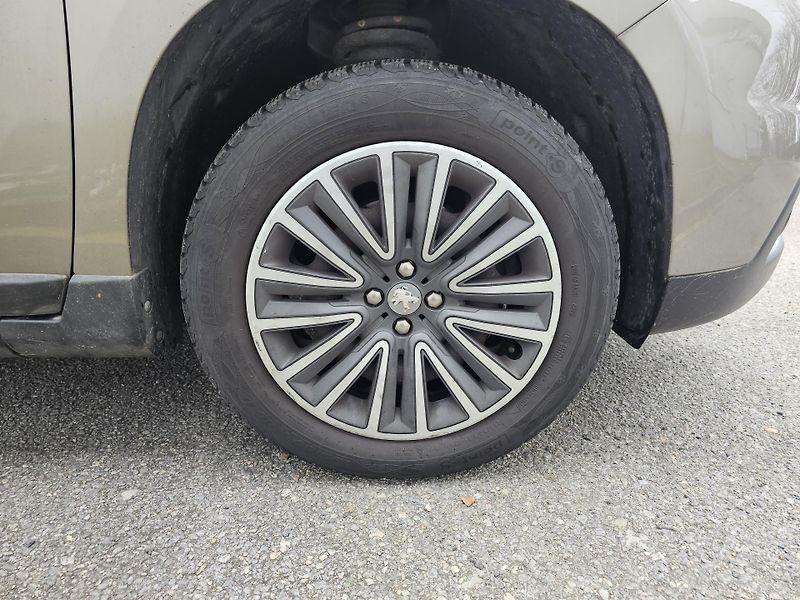 Peugeot 2008 (2017) 1.2 Pure Tech 81KW - fotka 9 z 22