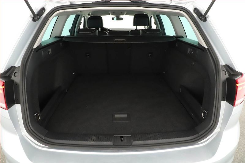 Volkswagen Passat (2023) Elegance 2.0 TDI - fotka 19 z 20