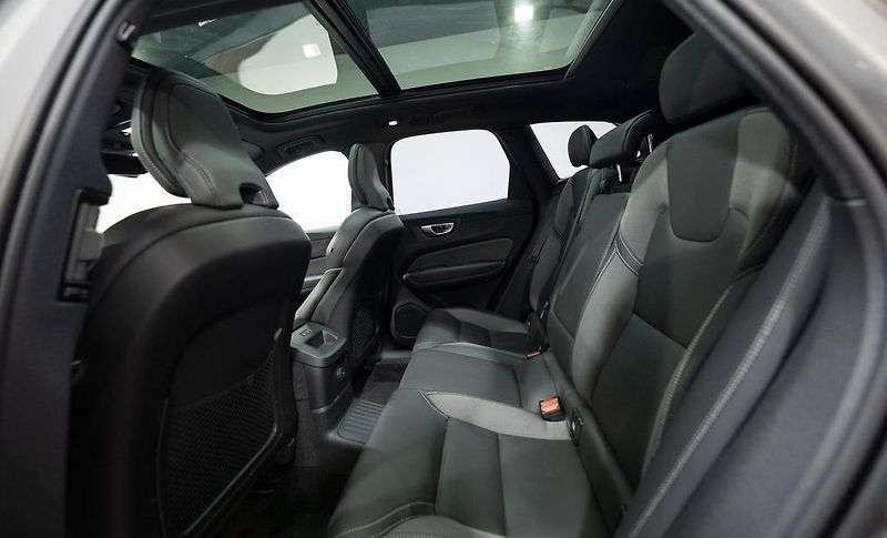 Volvo XC60 (2025) Plug-in hybrid PLUS DARK - fotka 15 z 26