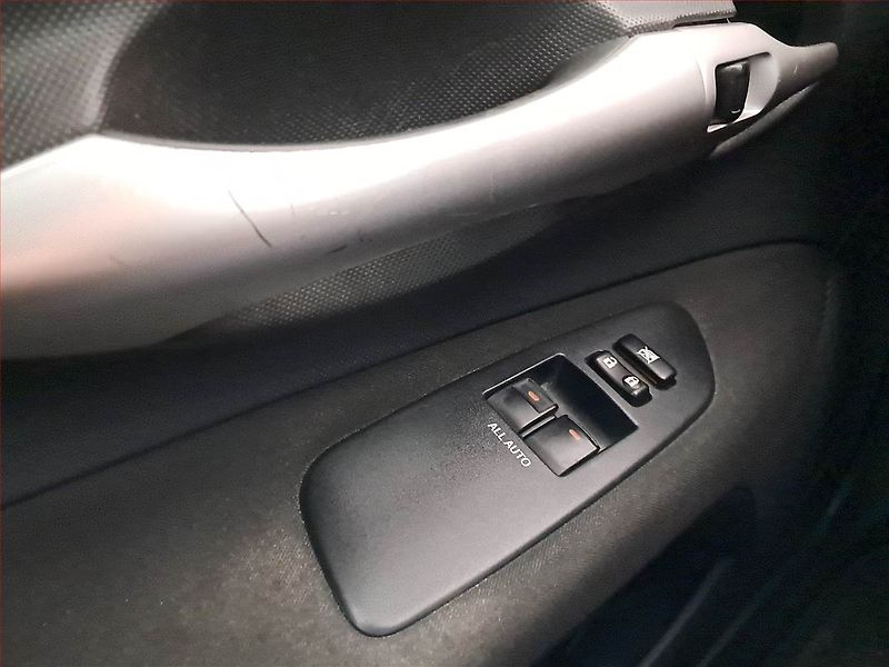 Toyota Auris (2010) 1.6 Valvematic - fotka 15 z 16