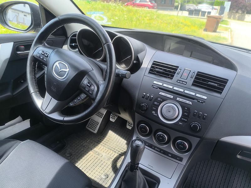 Mazda 3 1,6i77KW,KRÁSNÁ,1MAJ51L,SERVIS - fotka 10 z 23