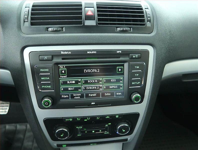 Škoda Octavia (2009) RS 2.0 TFSI, Xenony, Tempomat - fotka 12 z 15