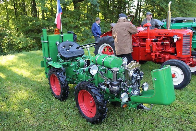 Traktory se poprvé na srazu představily v Budyni nad Ohří. Na snímku je historický asymetrický Farmall. Jeho majitel jej ukázal v plné parádě.