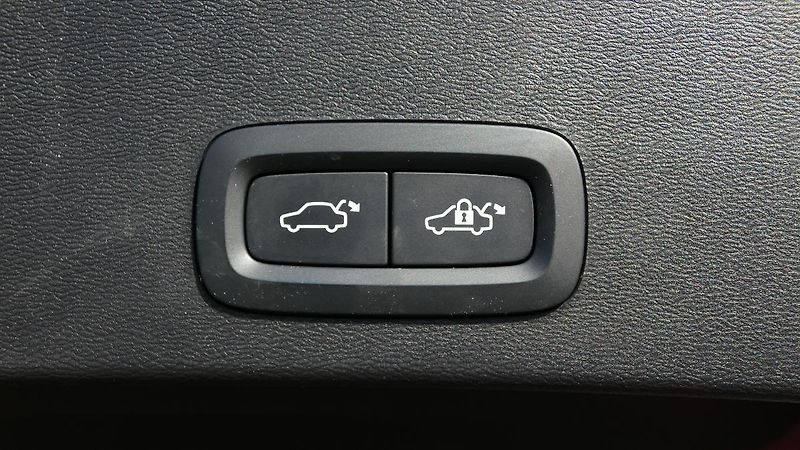 Volvo XC40 T2 FWD Momentum Core - fotka 20 z 22