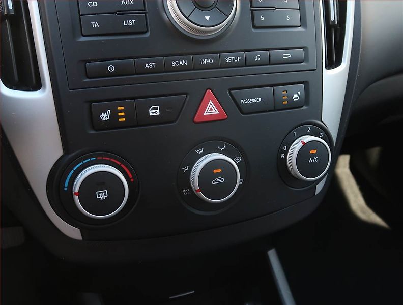 Kia Ceed (2011) 1.4 CVVT, ČR,1.maj, Serv.kniha - fotka 15 z 17