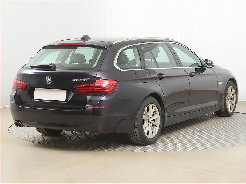 BMW Řada 5 (2015) 520d xDrive, 4X4, Automat - fotka 5 z 16