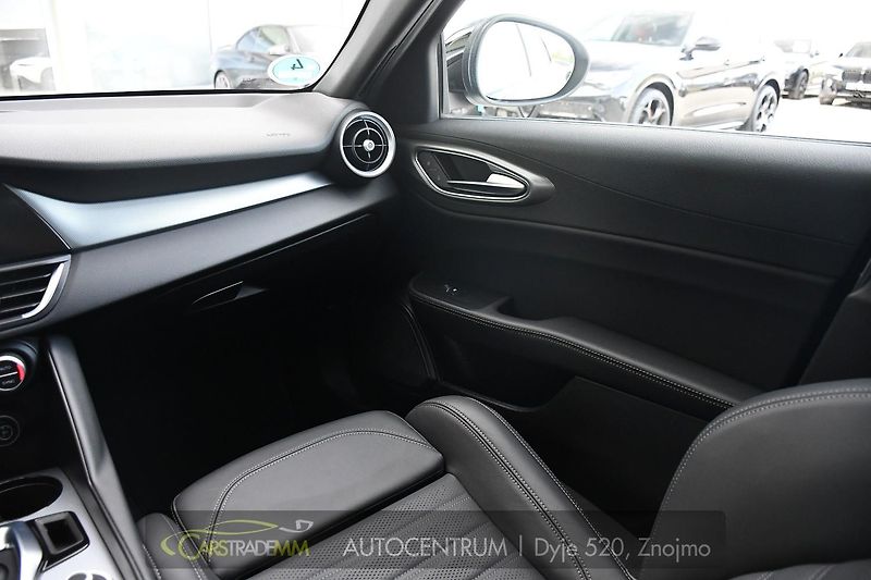 Alfa Romeo Giulia 2.0T 16V 206kW VELOCE AT8 Q4 - fotka 22 z 49