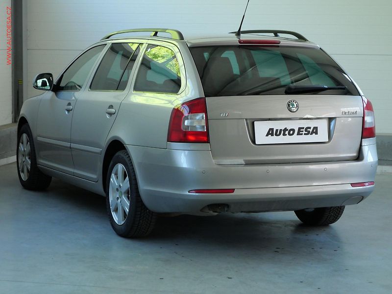 Škoda Octavia (2010) 2.0TDi, Xenon, AC - fotka 6 z 22