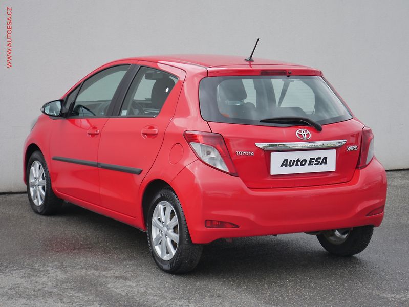 Toyota Yaris (2012) 1.3 VVT-I, ČR, AC, park - fotka 6 z 20