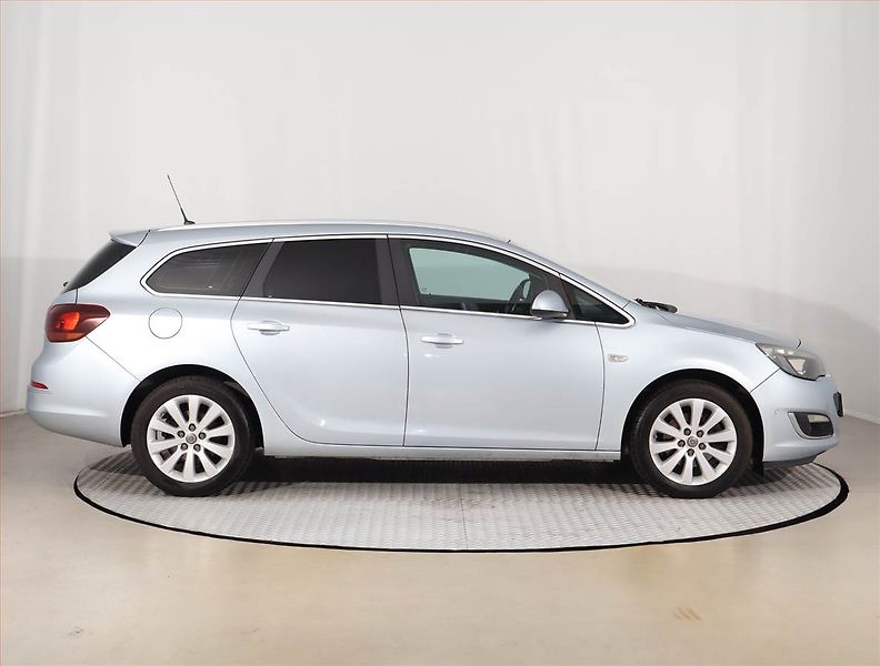 Opel Astra (2015) 2.0 CDTI, Tempomat - fotka 6 z 20