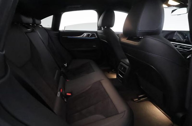 BMW i4 eDrive40 GC Tažné Ambient Kam - fotka 18 z 28