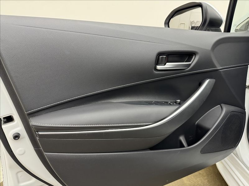 Toyota Corolla 1,8 HYBRID STYLE ACC 1.MAJ ČR - fotka 33 z 42