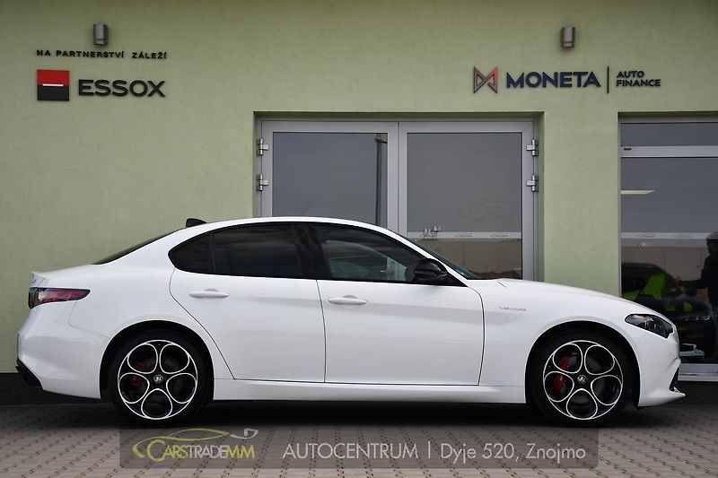 Alfa Romeo Giulia 2.0T 16V 206kW VELOCE AT8 Q4 - fotka 6 z 49