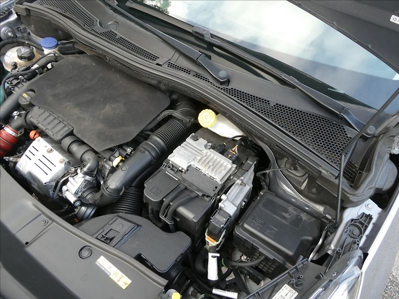 Peugeot 2008 1,2 PureTech 81kW AUTOMAT, ČR - fotka 34 z 38
