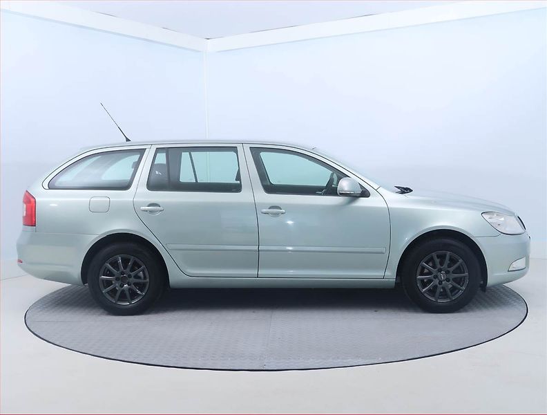 Škoda Octavia (2009) Ambiente 1.4 TSI, Tempomat - fotka 6 z 14