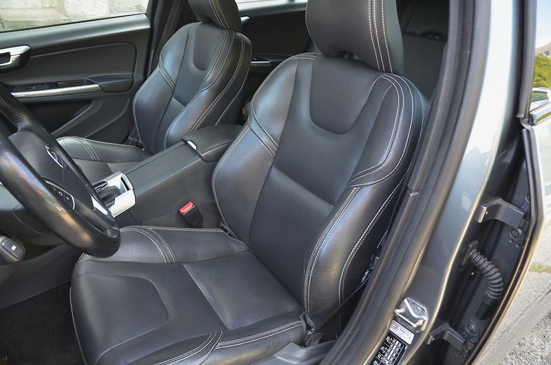Volvo V60 (2016) 2.4 D6 AWD PHEV 212kW Momentum - fotka 19 z 39