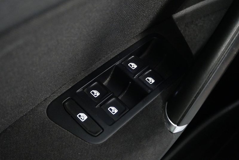 Volkswagen e-Golf - fotka 12 z 23