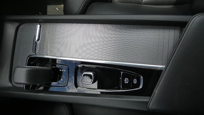 Volvo XC60 B4 mHEV AWD Plus Dark - fotka 17 z 23