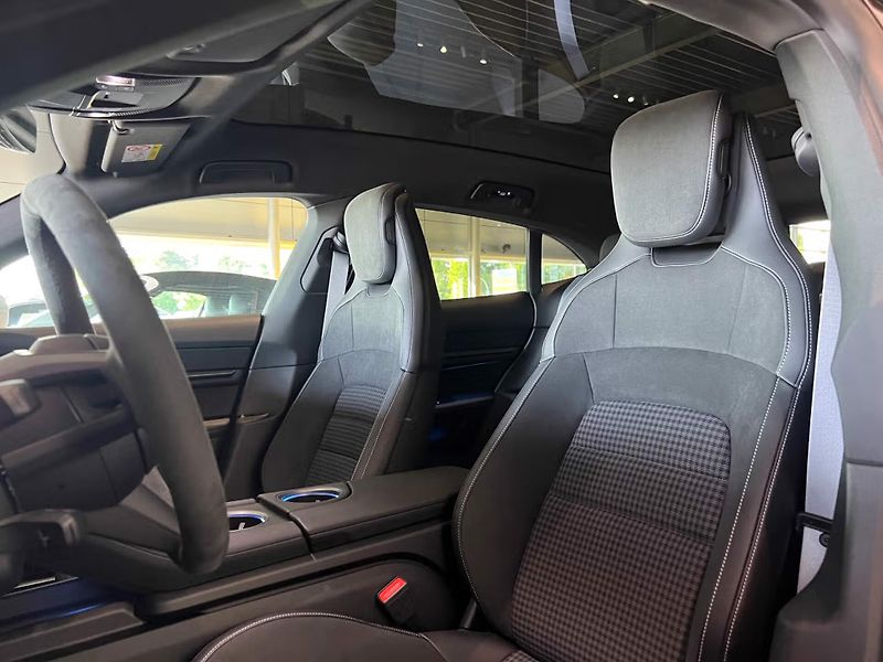Porsche Taycan Sport Turismo HuD Pano Soft - fotka 15 z 25