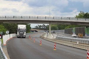 Dokončování dálničního úseku D55 u Bzence v závěru května 2025.