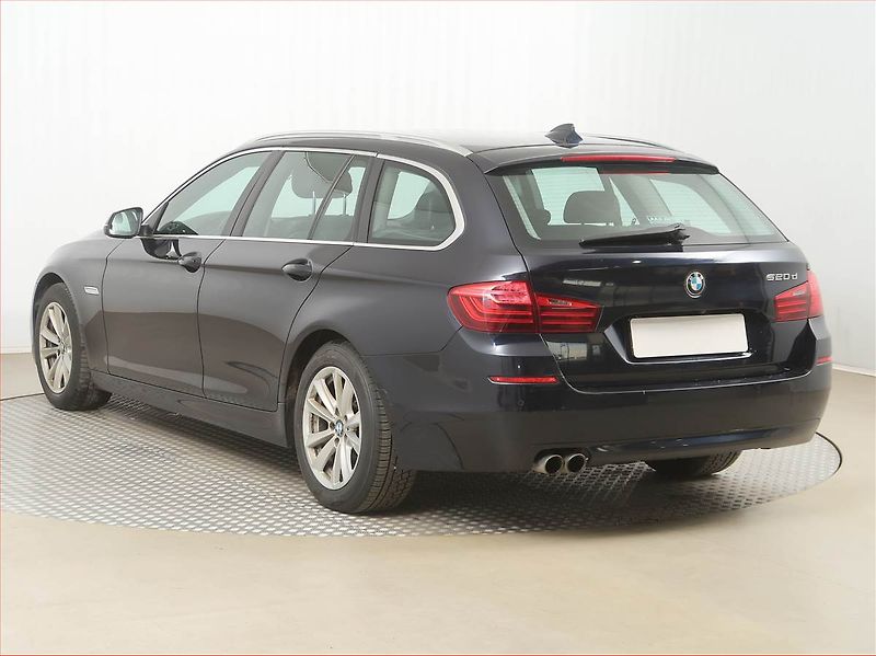 BMW Řada 5 (2015) 520d xDrive, 4X4, Automat - fotka 4 z 16