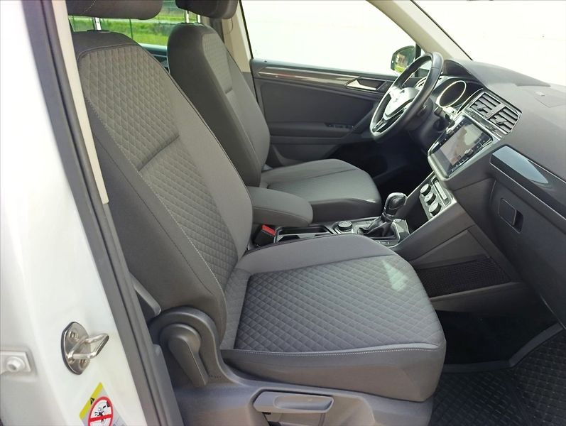 Volkswagen Tiguan 2,0 TDi R-Line DSG 4x4 Navi ČR - fotka 28 z 33