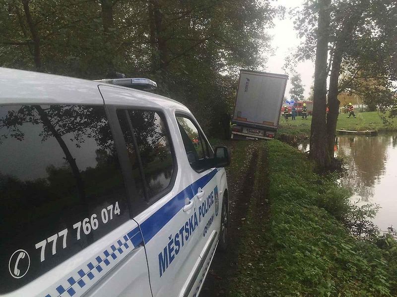 Řidič kamionu zažil u Ottova rybníku v Ostrově dramatické chvíle.