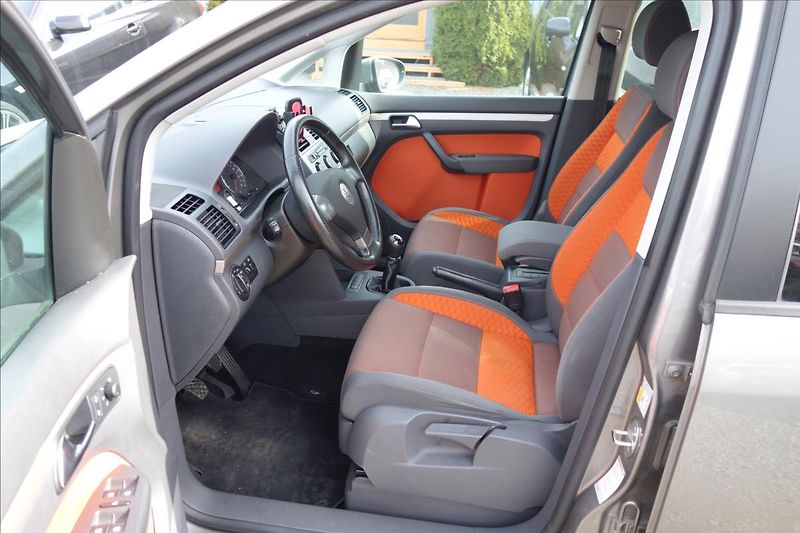Volkswagen Touran 2,0 TDi,SERV.KN.,CROSS,7 MÍST. - fotka 10 z 32
