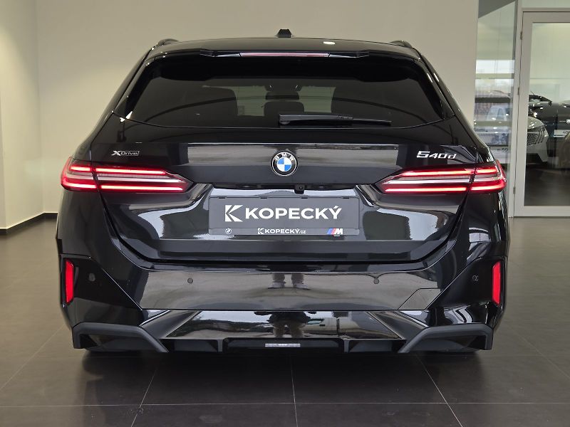 BMW Řada 5 (2024) 540d xDrive Touring M Sport - fotka 5 z 15