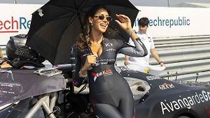 Součástí motoristického závodění jsou stále modelky.