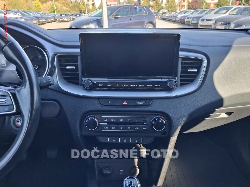 Kia Ceed (2022) 1.5 TGDi, 1.maj,ČR, TOP - fotka 12 z 18