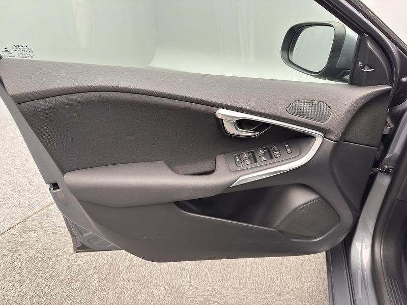 Volvo V40 D2 KINETIC  - fotka 17 z 47