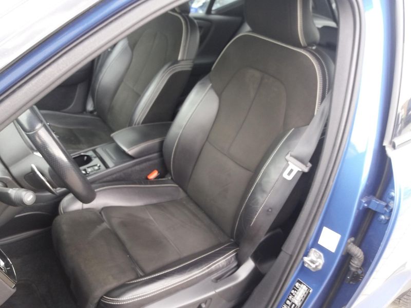 Volvo XC40 2.0D4,140kW,AWD R- DESIGN !! - fotka 18 z 23