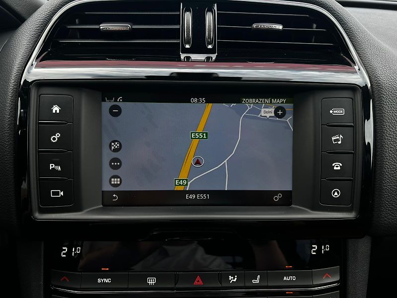 Jaguar F-Pace 20d Aut. Prestige AWD PANO TZ  - fotka 18 z 25