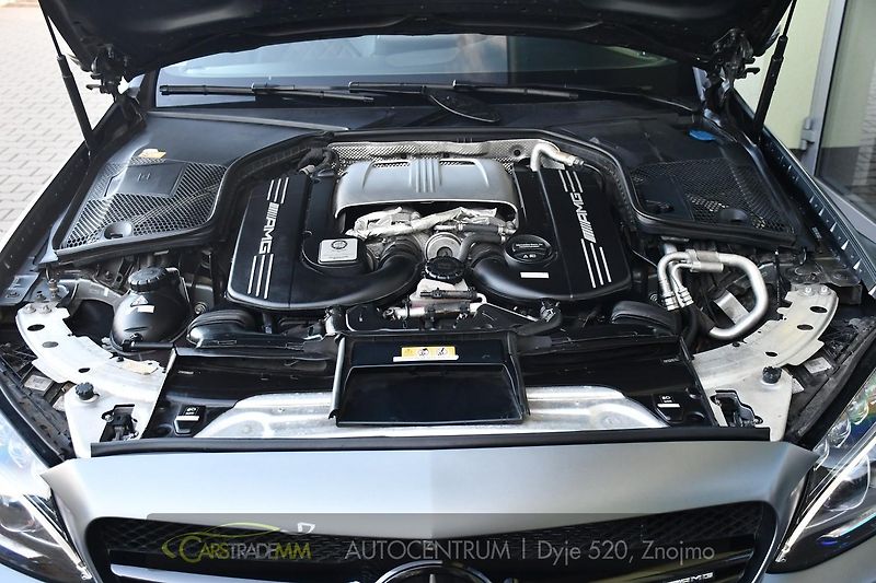 Mercedes-Benz Třídy C C63 AMG - fotka 44 z 47