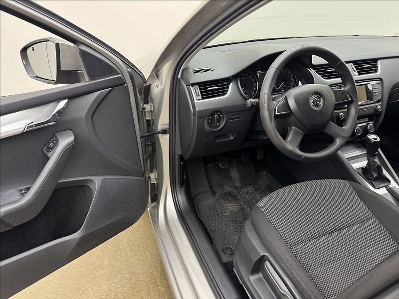 Škoda Octavia 1,6 TDi DPH KLIMA SENZORY ČR - fotka 21 z 30