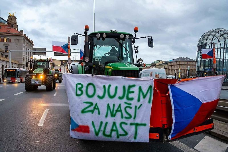 Demonstrace zemědělců před ministerstvem zemědělství a blokáda pražské magistrály. Na snímku je traktor John Deere 7730.