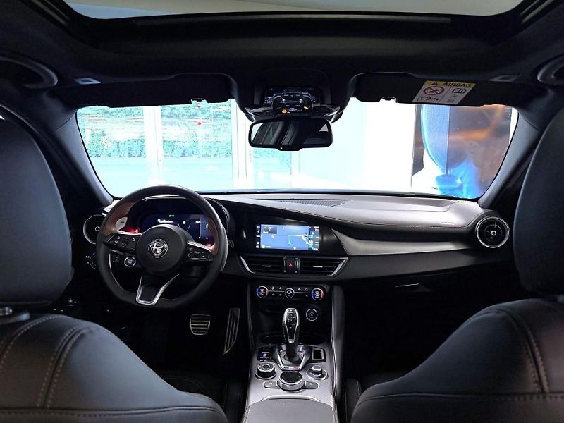 Alfa Romeo Giulia (2025) 2.2 JTD 210k AT8 ZF Q4 4x4 Int - fotka 22 z 26