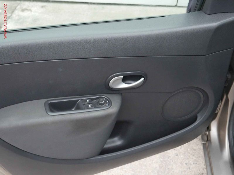 Renault Clio (2012) 1.2 16V, ČR, AC, tempo - fotka 14 z 15