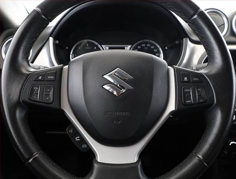 Suzuki Vitara (2017) 1.6 DDiS, Kůže, Navi, Tempomat - fotka 8 z 19