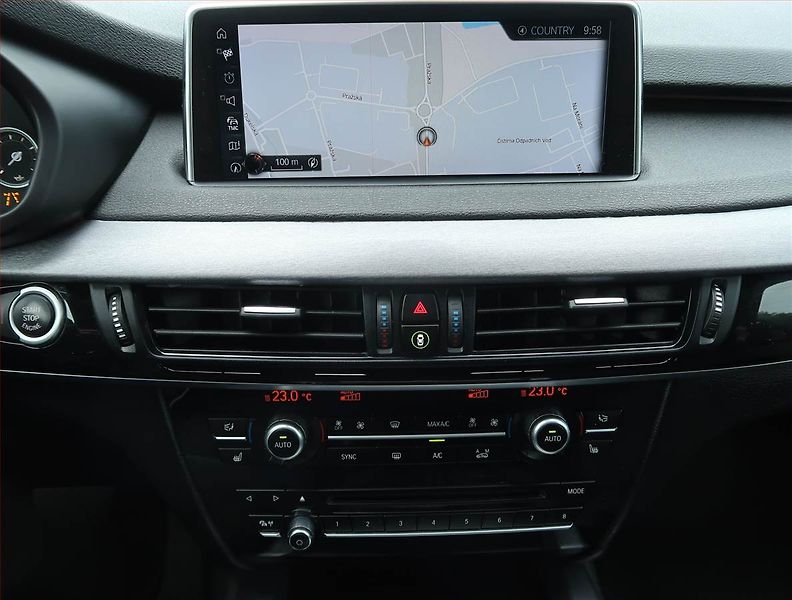 BMW X5 (2017) M Paket xDrive30d - fotka 12 z 17