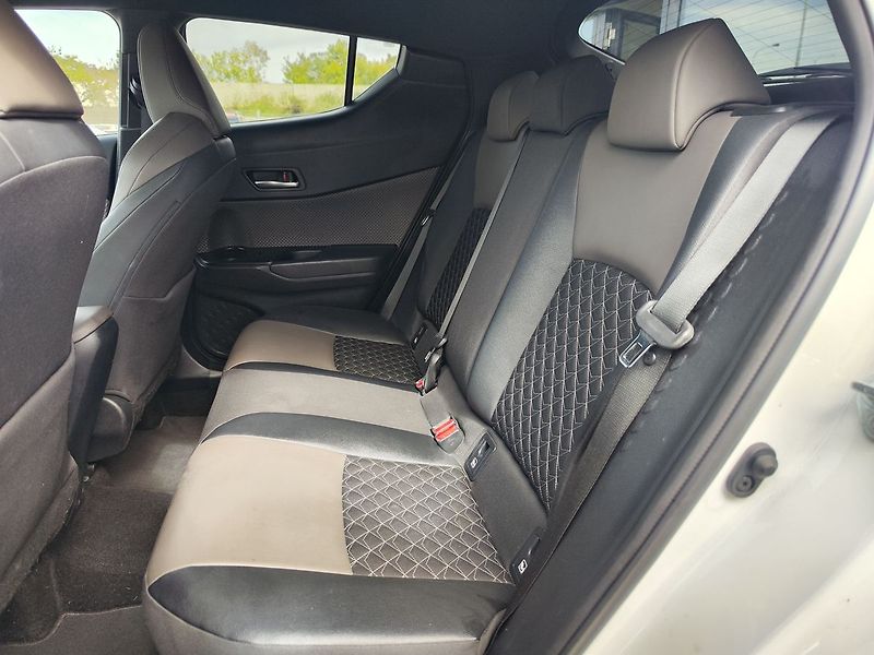 Toyota C-HR 2.0 HEV/112kW Executive E-CVT - fotka 10 z 28