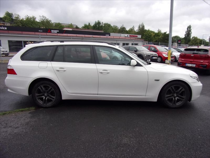 BMW Řada 5 3,0 525d xDrive Touring - fotka 2 z 23