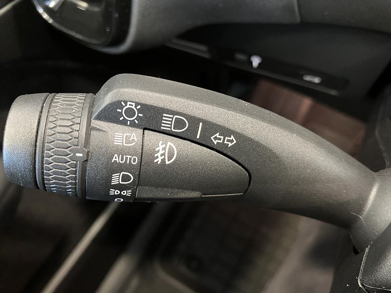Volvo XC40 B4 Momentum Advance AT8 - fotka 23 z 41