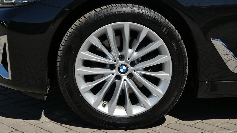 BMW Řada 5 Touring 520d xDrive - fotka 24 z 25