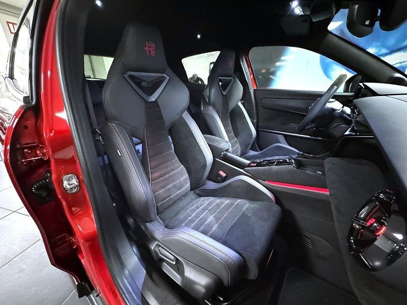 Alfa Romeo Junior (2025) Veloce 280k Elettrica 54 kWh * - fotka 9 z 22